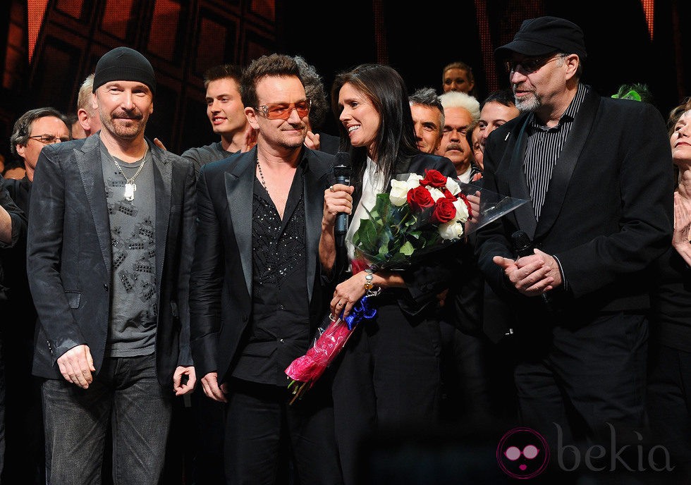 Bono de U2, Julie Taymor y Phillip William McKinely en el estreno de 'Spider-Man'