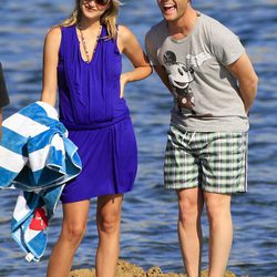 Fonsi Nieto ríe divertido junto a Alba Carrillo en Ibiza