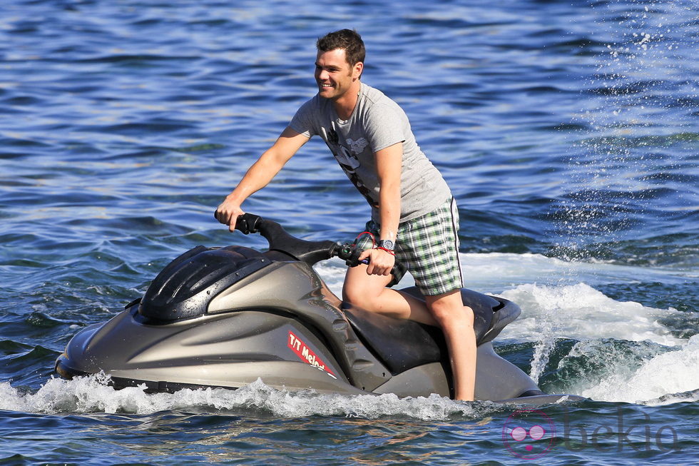 Fonsi Nieto en una moto acuática en Ibiza