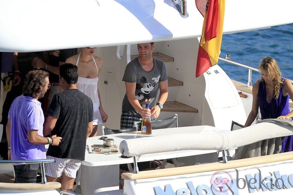 Fonsi Nieto, Alba Carrillo y unos amigos en un yate