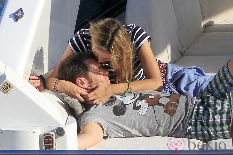 Alba Carrillo besa a Fonsi Nieto en Ibiza