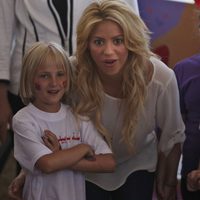 Shakira feliz con unos niños en Jerusalén
