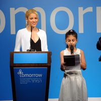 Shakira y Simon Peres junto a una niña en Israel