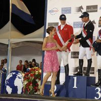 Carlota Casiraghi con los ganadores del Concurso de Hípica de Monte-Carlo