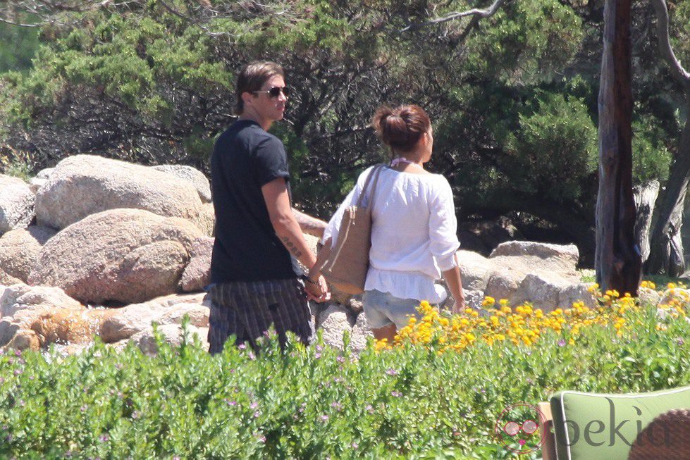 Fernando Torres y Olalla Domínguez cogidos de la mano en Cerdeña