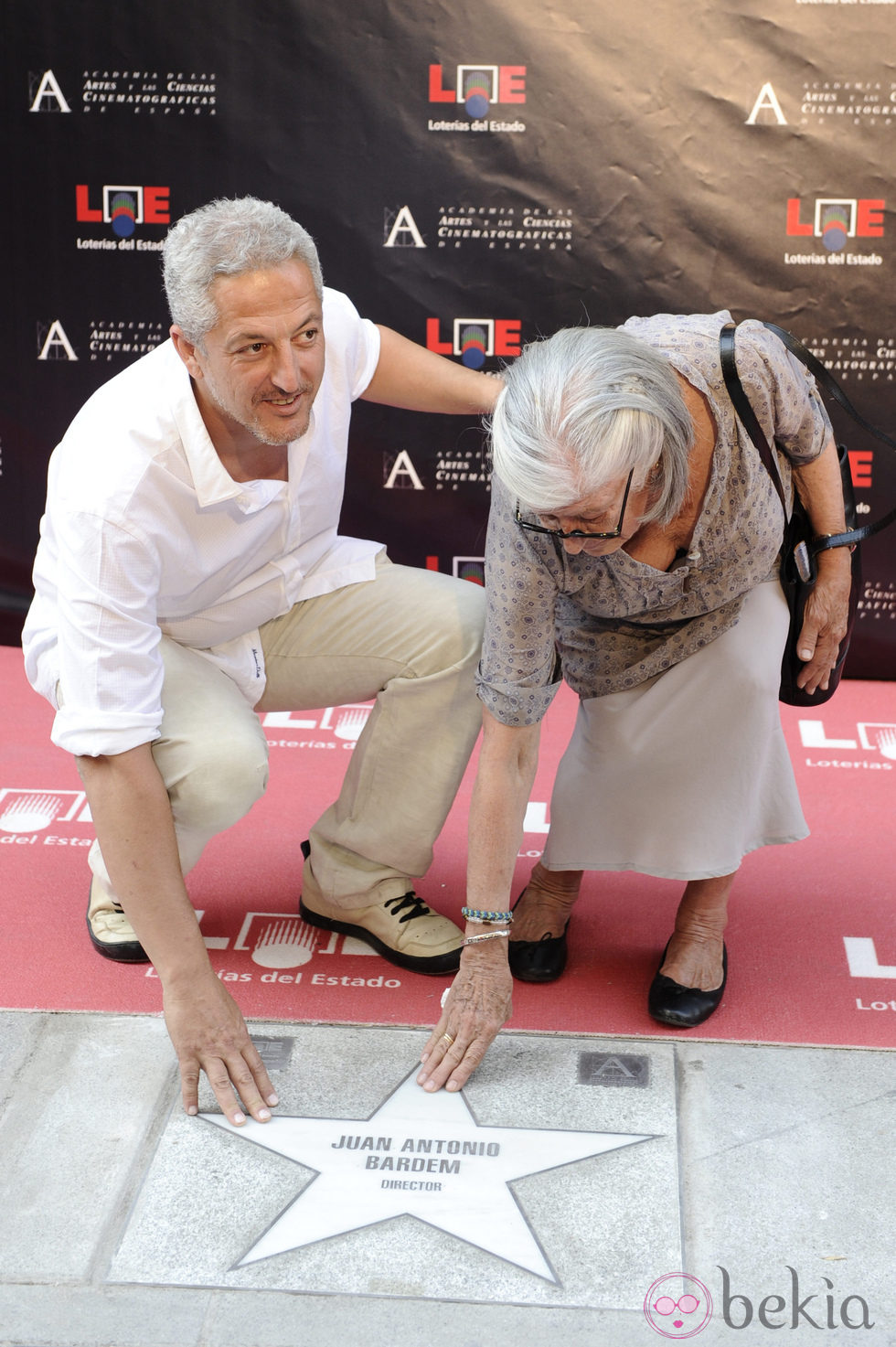 Miguel Bardem y su madre en el Paseo de la Fama de Madrid