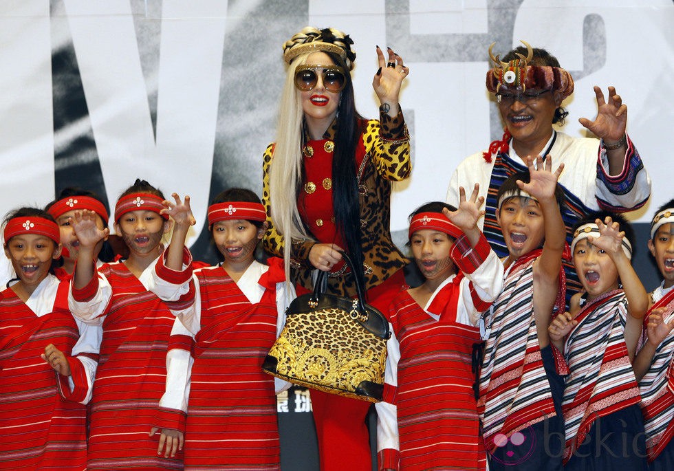Lady Gaga con niños taiwaneses