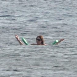 Carla Bruni disfruta del mar durante sus vacaciones en la Costa Azul