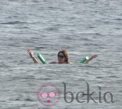 Carla Bruni disfruta del mar durante sus vacaciones en la Costa Azul