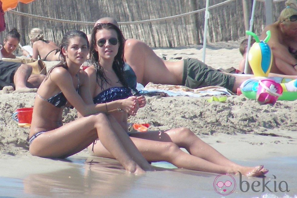 Andrea Guasch en la playa de Ibiza con una amiga