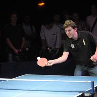 Manel Fuentes juega al ping pong en un acto solidario en Barcelona