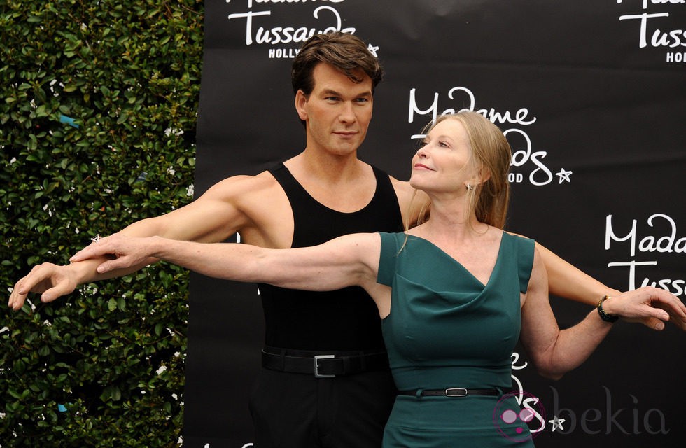 Lisa Swayze junto a la estatua de cera de Patrick Swayze en el Madame Tussauds de Los Angeles