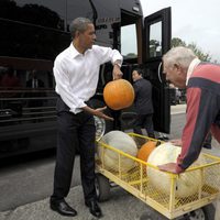 Obama cargando calabazas para Halloween