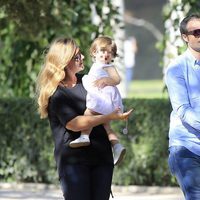 Carlota Corredera en el Retiro con su marido y su hija Alba