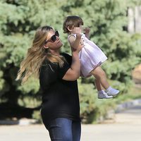 Carlota Corredera lanzando al aire a su hija Alba