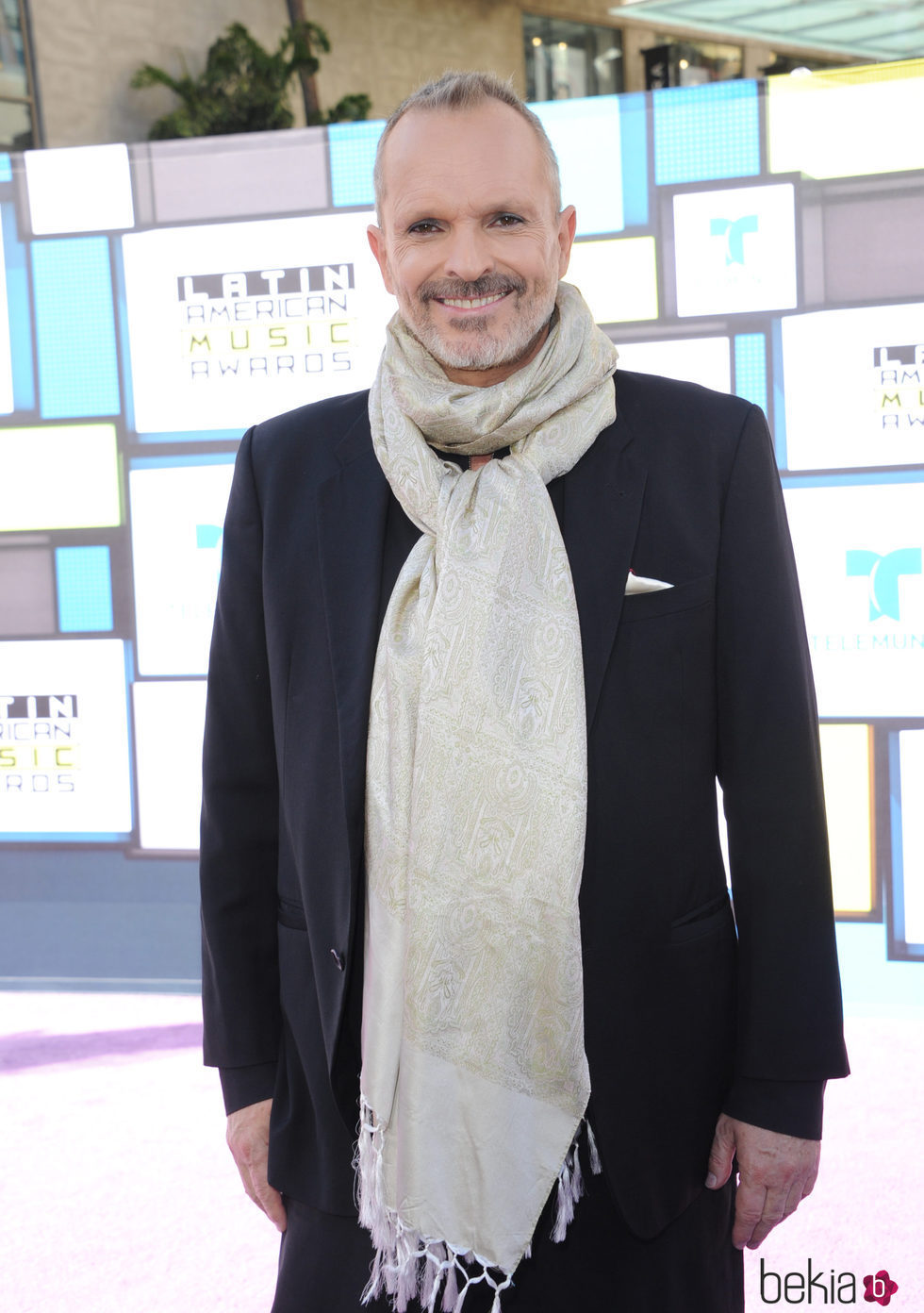 Miguel Bosé en la alfombra roja de los Latin American Music Awards 2016