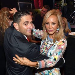 Carmen Lomana bailando con el alcalde de Ojén tras dar el pregón de sus fiestas