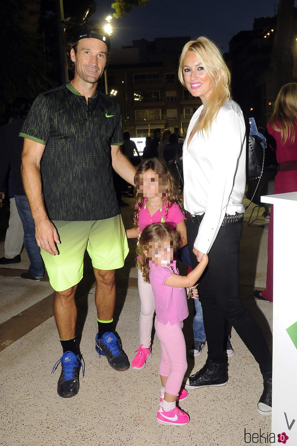 Carolina Cerezuela, Carlos Moyá y sus hijos en el partido Legends Cup
