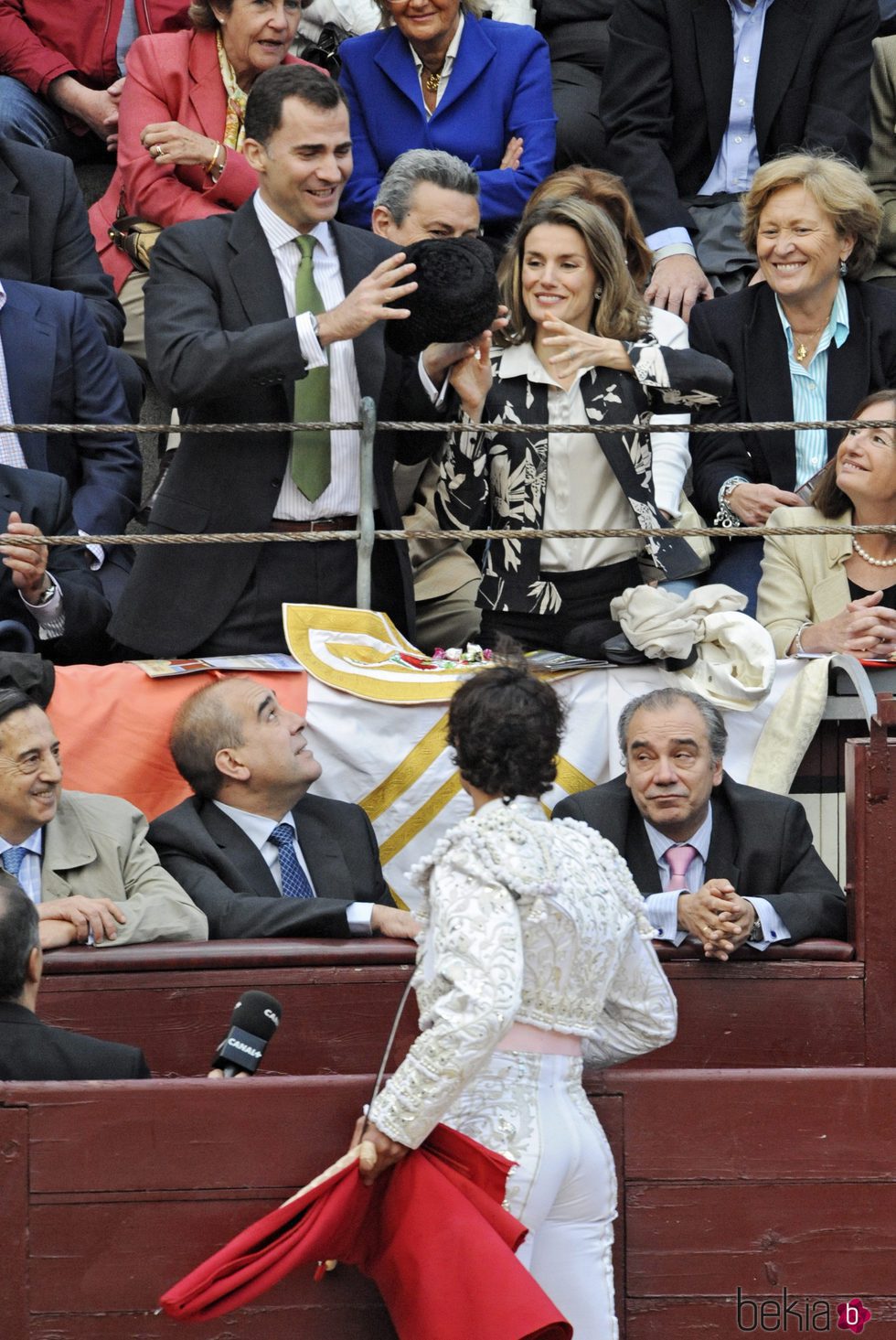 Los Reyes Felipe y Letizia reciben la montera de Miguel Abellán en Las Ventas