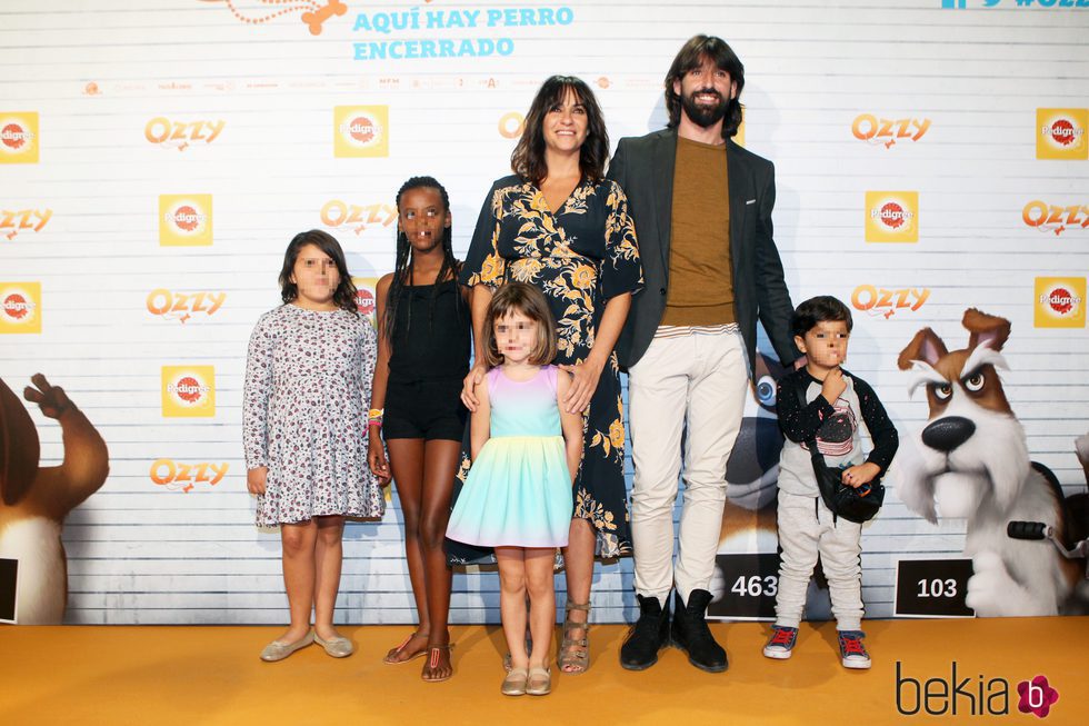 Melani Olivares y su familia en el estreno de 'Ozzy'