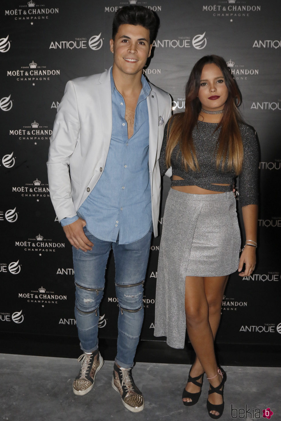 Gloria Camila y su novio Kiko disfrutan de la noche sevillana