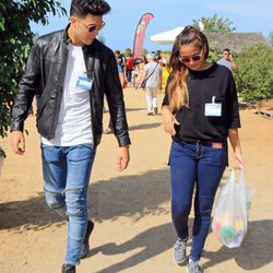 Gloria Camila y su novio Kiko llegando a la recogida solidaria de alimentos de su tío Amador Mohedano