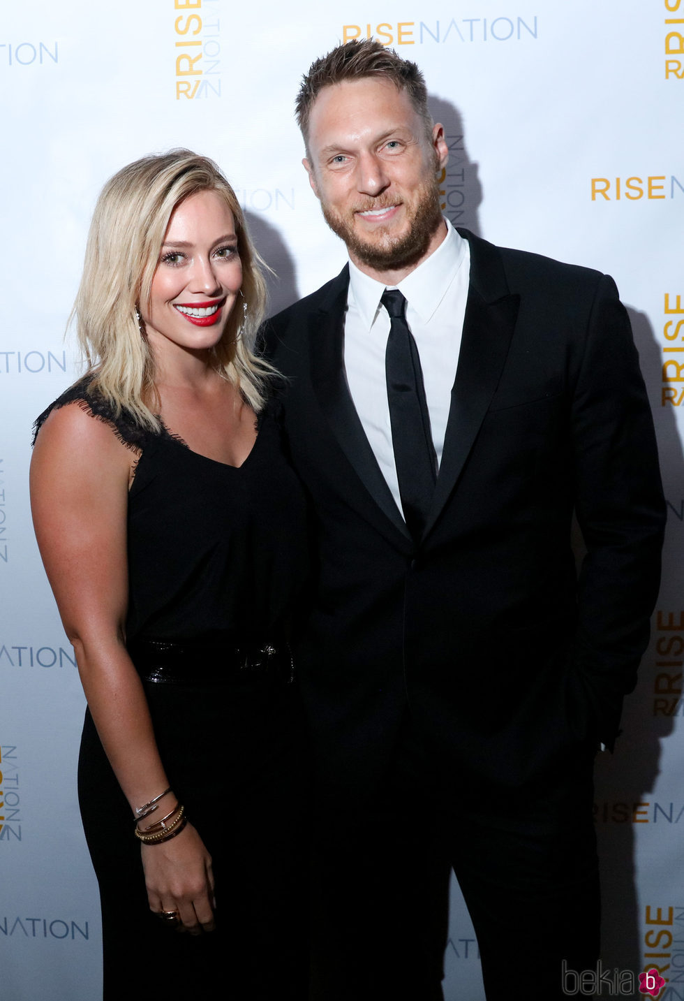 Hilary Duff y Jason Walsh en la inauguración del Rise Nation Fitness Studio de Los Ángeles