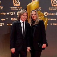 Luka Modric y Vanja Bosnic en los Premios La Liga 2016 en Valencia
