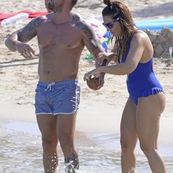 Rafa Mora y Raquel Bollo dándose un chapuzón en las playas de Ibiza