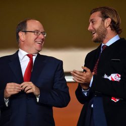 Pierre Casiraghi y Alberto de Mónaco en el partido que enfrentó al Mónaco contra el CSKA Moscú