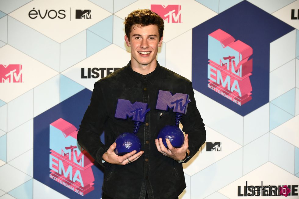 Shawn Mendes posando con sus premios de los MTV EMA 2016