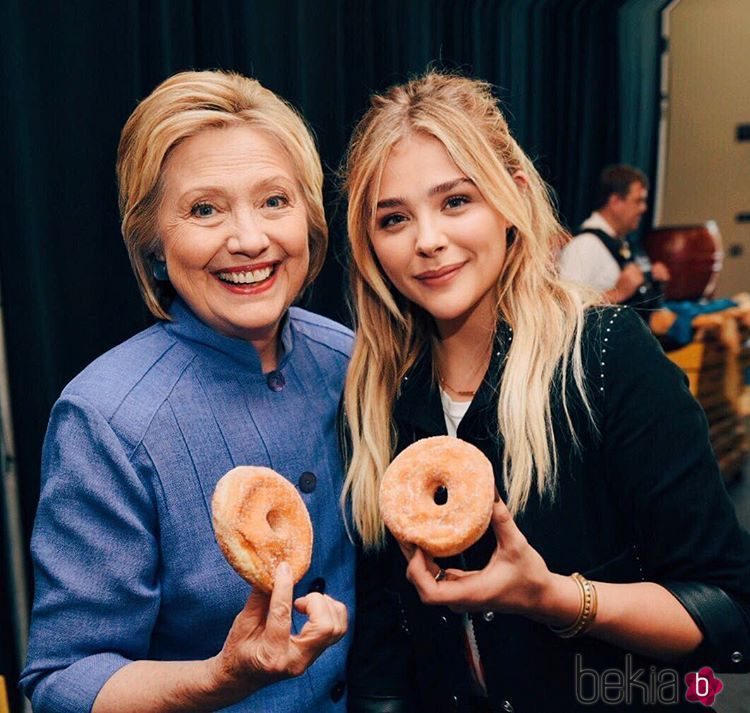 Chloe Moretz con la candidata demócrata Hillary Clinton en un meeting