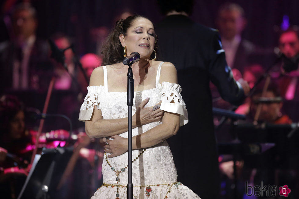 Isabel Pantoja, emocionada en su regreso con un concierto de presentación de 'Hasta que se apague el sol'