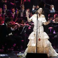 Isabel Pantoja cantando en su regreso con un concierto de presentación de 'Hasta que se apague el sol'
