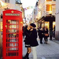 Sergio Ramos y Pilar Rubio besándose junto a una cabina telefónica en Londres
