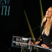Blake Lively muy feliz en su primer acto público tras ser madre por segunda vez