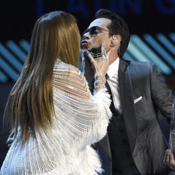 Jennifer Lopez y Marc Anthony, a punto de besarse en los Grammy Latinos 2016