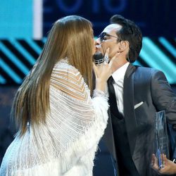 Jennifer Lopez y Marc Anthony besándose en los Grammy Latinos 2016