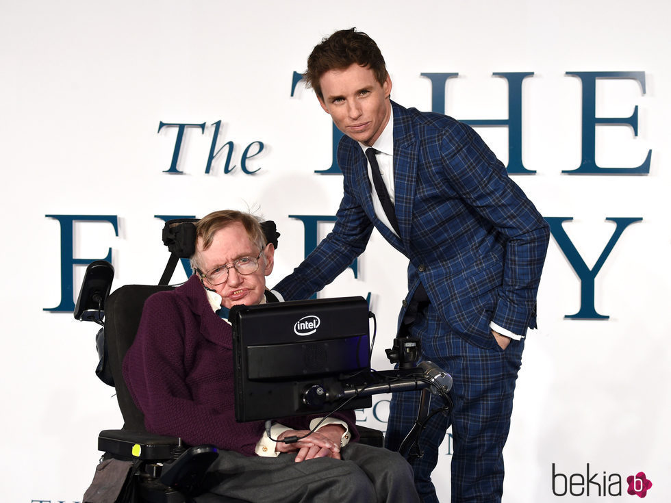 Eddie Redmayne y Stephen Hawking en el rodaje de 'La teoría del todo'