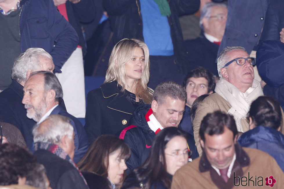 Carla Pereyra apoyando a Simeone en las gradas del Calderón