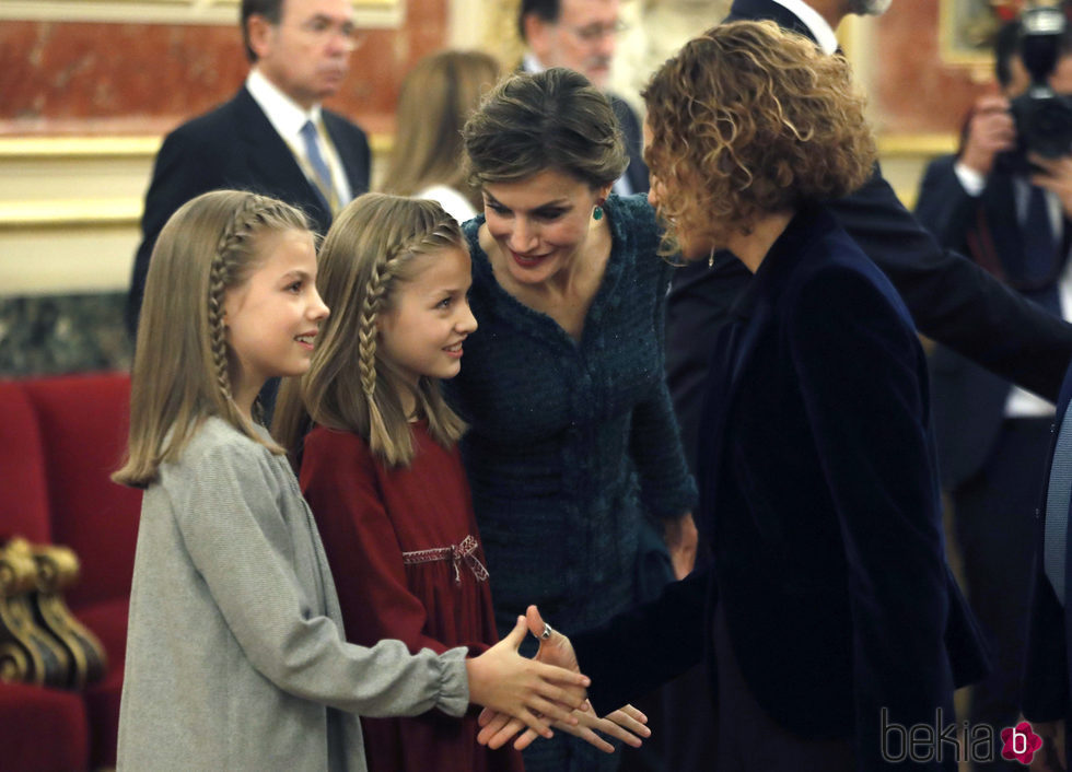 La Reina Letizia habla con la Princesa Leonor mientras la Infanta Sofía saluda a Meritxell Batet en la Apertura de la XII Legislatura