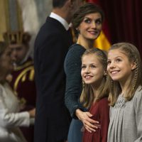 La Reina Letizia, la Princesa Leonor y la Infanta Sofía, muy sonrientes en la Apertura de la XII Legislatura
