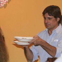 Fran Rivera ejerce de camarero en el Rastrillo Nuevo Futuro 2016