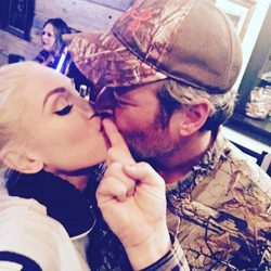 Gwen Stefani y Blake Shelton se dan un tierno beso