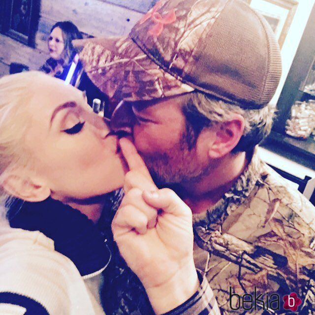 Gwen Stefani y Blake Shelton se dan un tierno beso