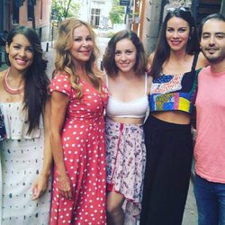 Ana Obregón posa con varios actores de 'Ana y los 7'