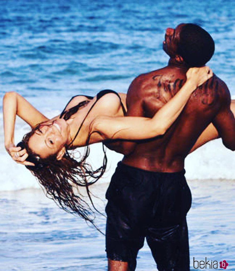 Mariah Carey y Nick Cannon disfrutando de un día de playa