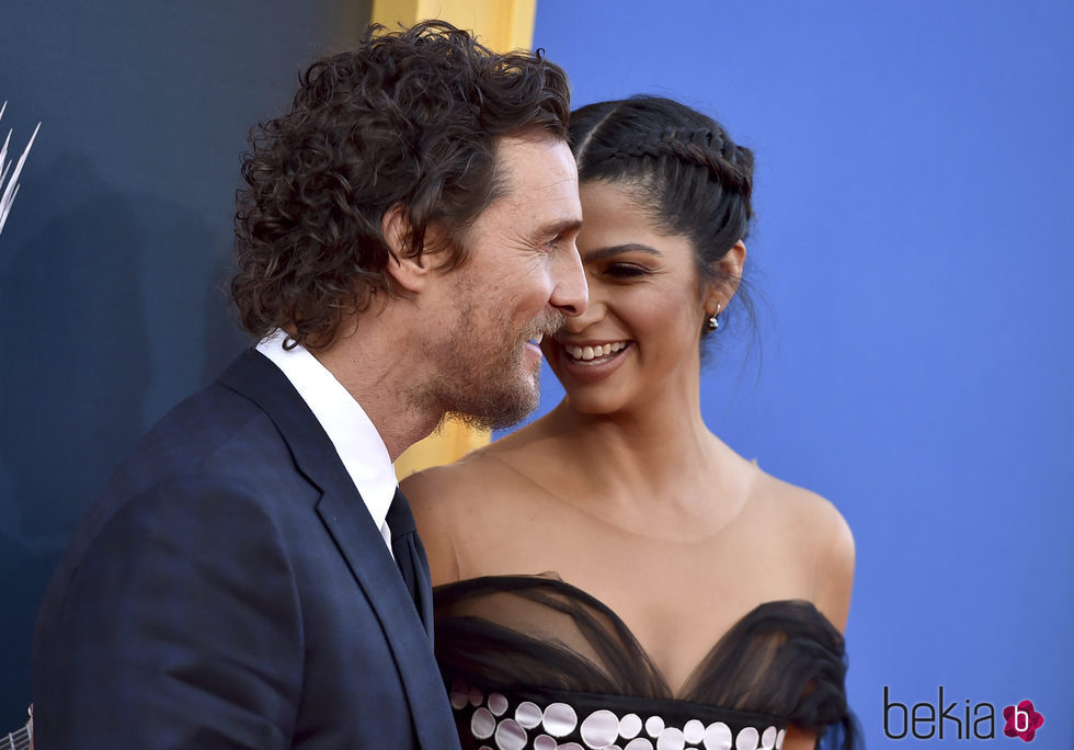 Matthew McConaughey y Camila Alves muy cómplices en la premiere de 'Sing'