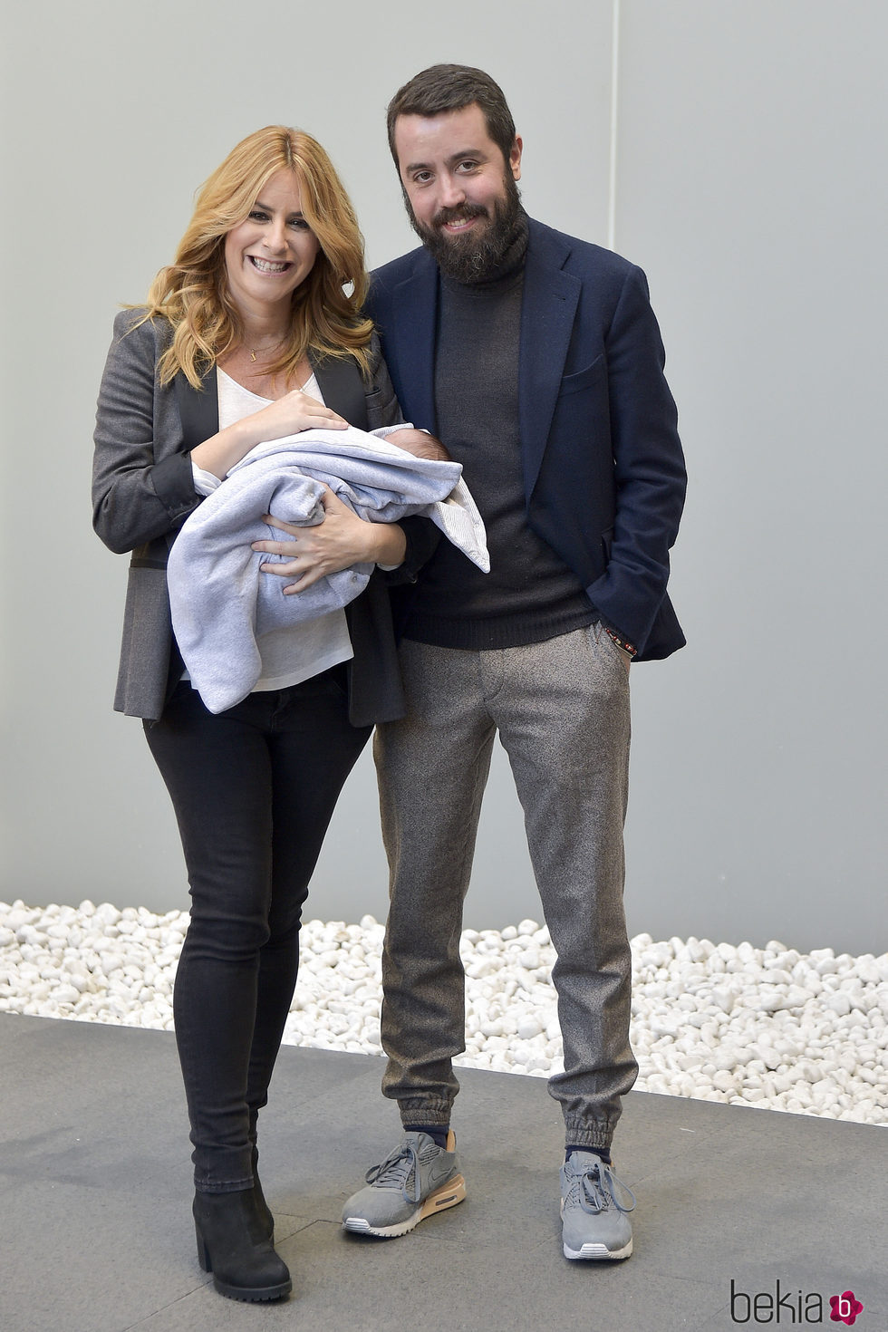Ainhoa Arbizu y Lander Urquijo presentando a su hijo Leo a la salida del hospital