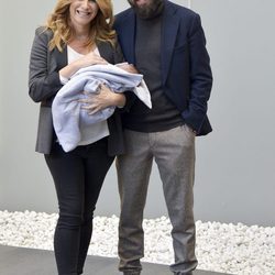Ainhoa Arbizu y Lander Urquijo presentando a su hijo Leo a la salida del hospital
